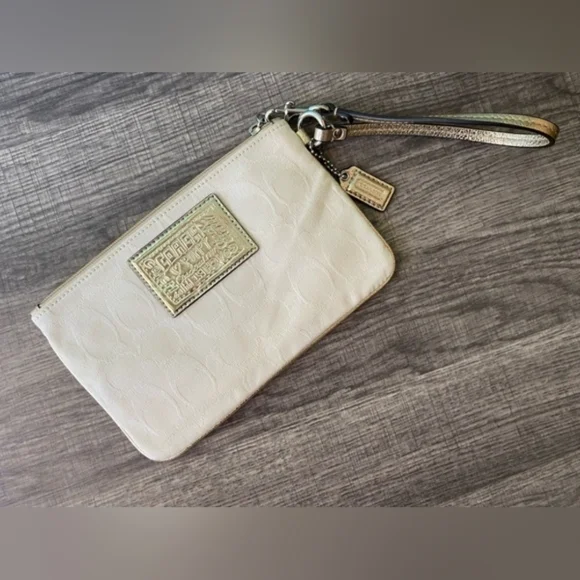 Coach Poppy “Made for Me” Wristlet – Gold Glitter - Picture 2 of 9